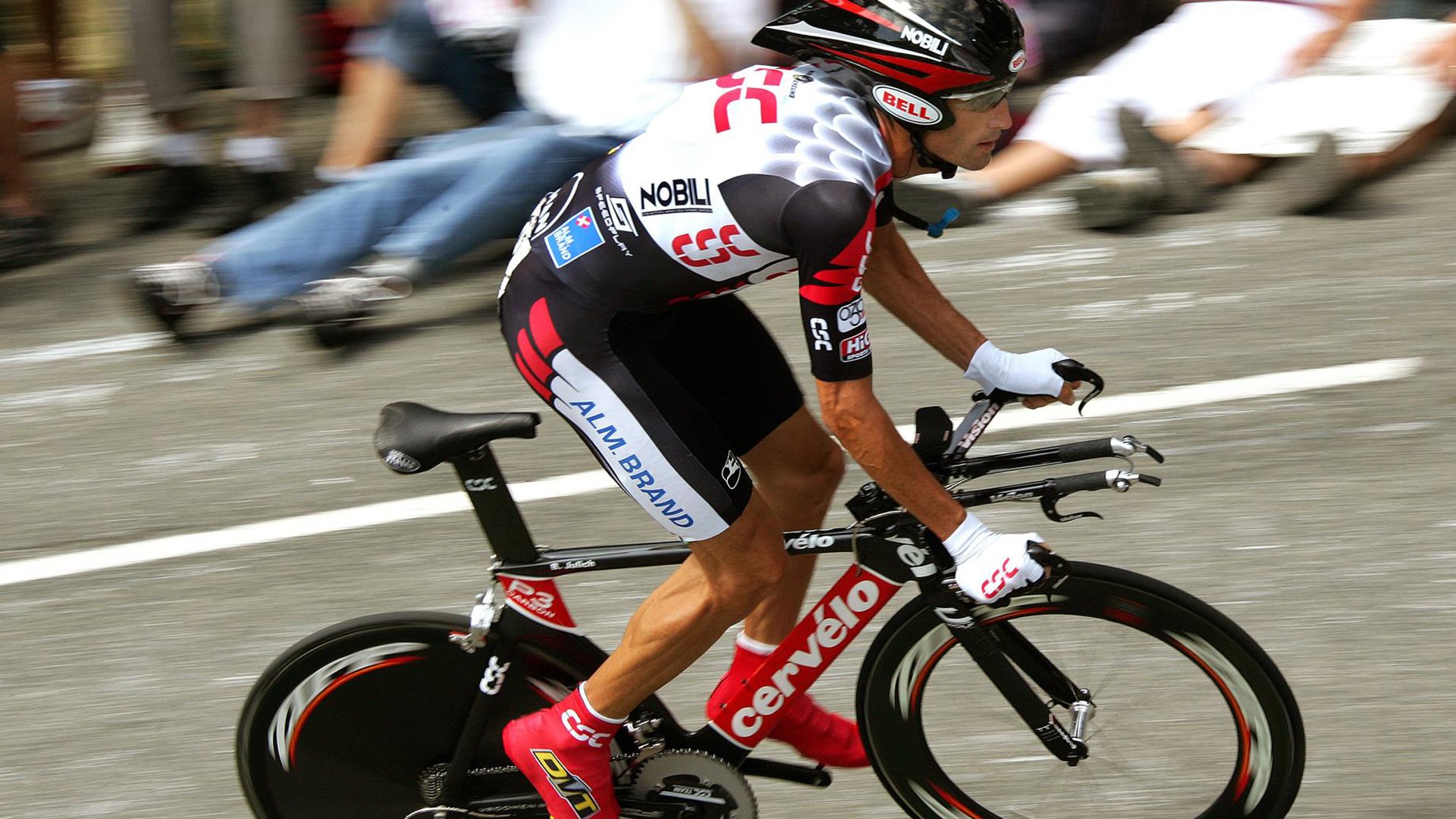 冰上速滑市民体验日 参与者穿上专业冰鞋尝试全速滑行